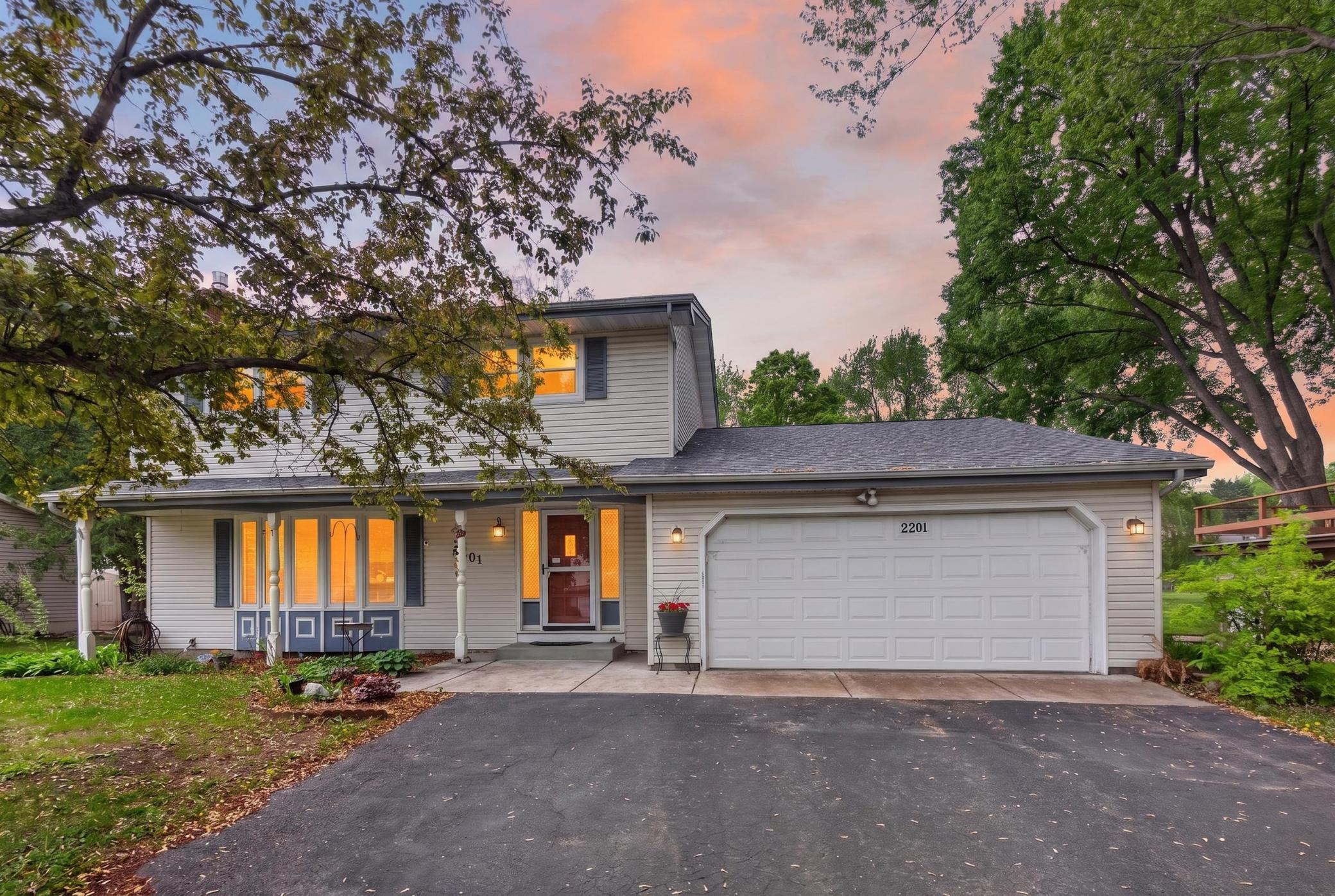 2nd image of 2201 Mounds Ave, Saint Paul, MN 55112 | MLS# 7127807