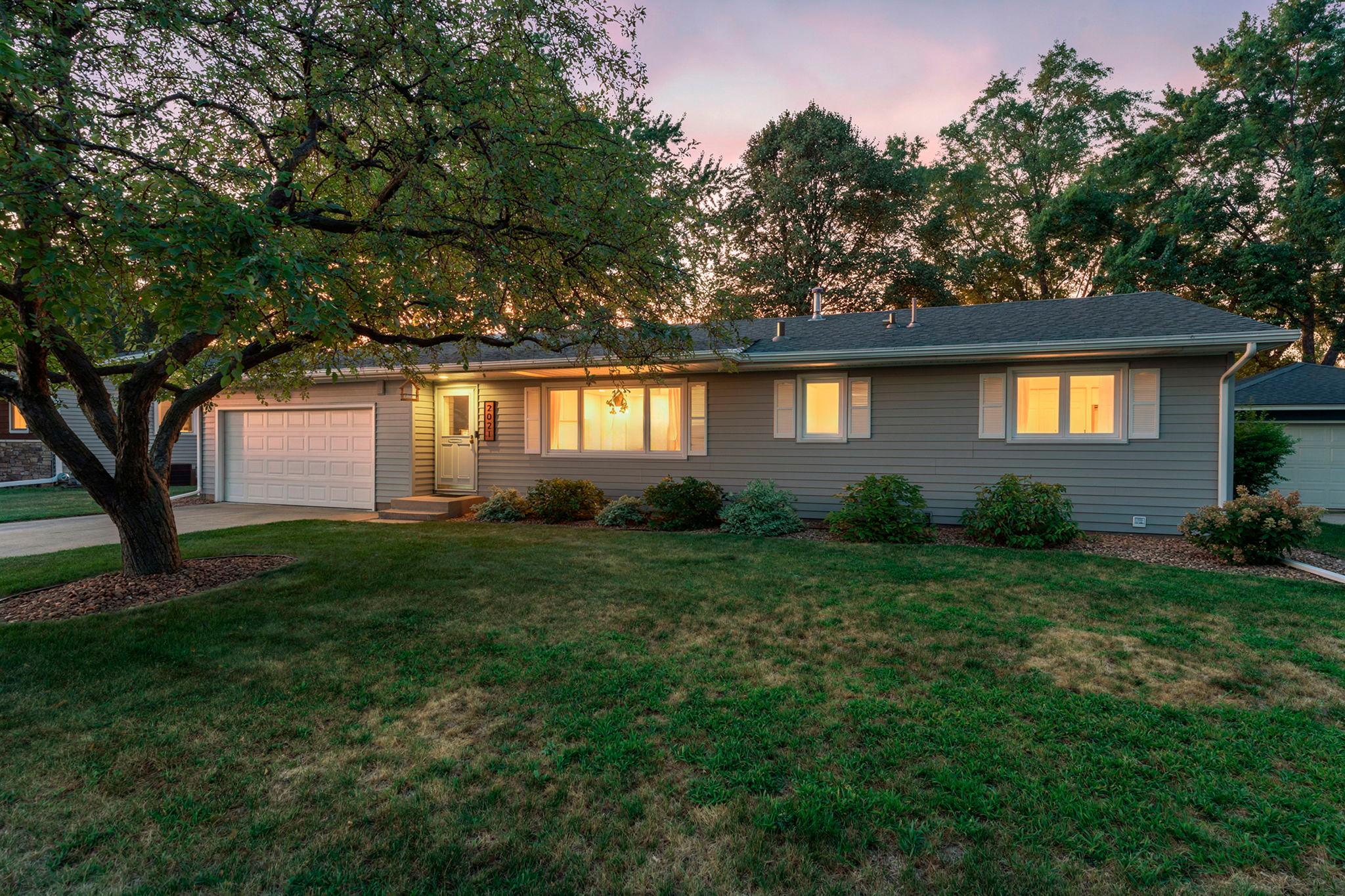 2nd image of 2021 Jade Ln, Saint Paul, MN 55122 | MLS# 7128268