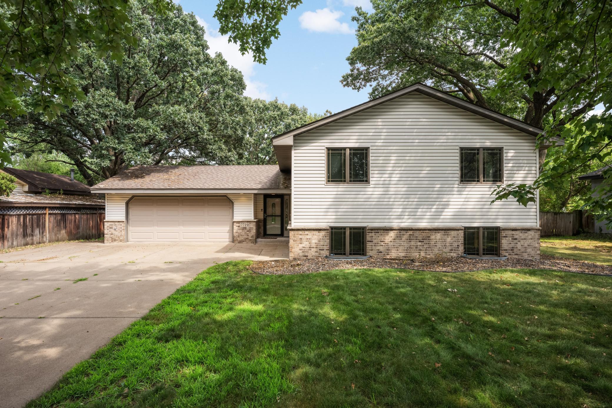 1st image of 7719 Knollwood Dr, Saint Paul, MN 55112 | MLS# 7128927