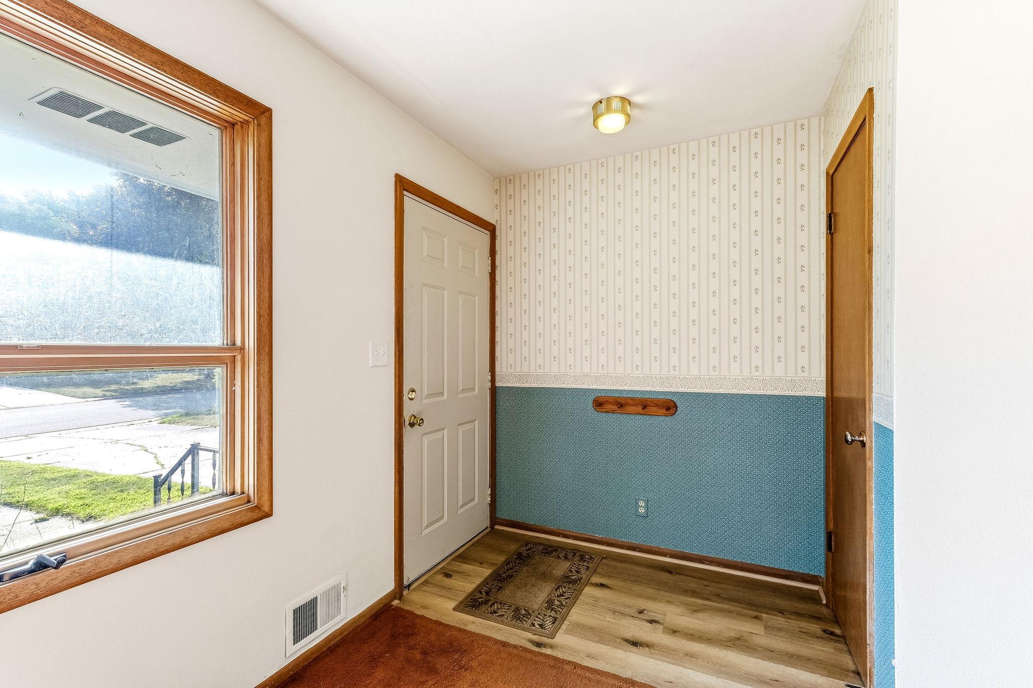 2nd image of 2835 Galtier St, Roseville, MN 55113 | MLS# 7129061