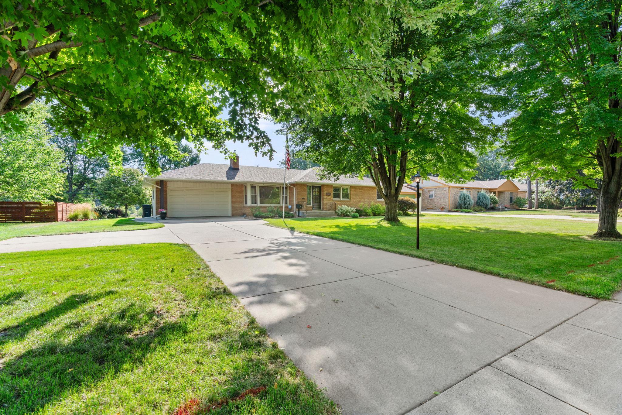 2nd image of 2823 Silver Lake Rd Ne, Saint Anthony, MN 55418 | MLS# 7129173