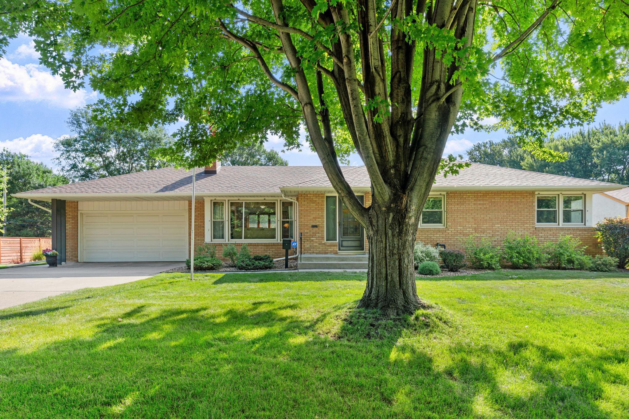1st image of 2823 Silver Lake Rd Ne, Saint Anthony, MN 55418 | MLS# 7129173