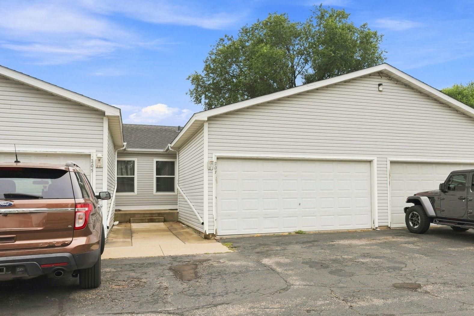 1st image of 207 Shawnee Trl, Shakopee, MN 55379 | MLS# 7130121