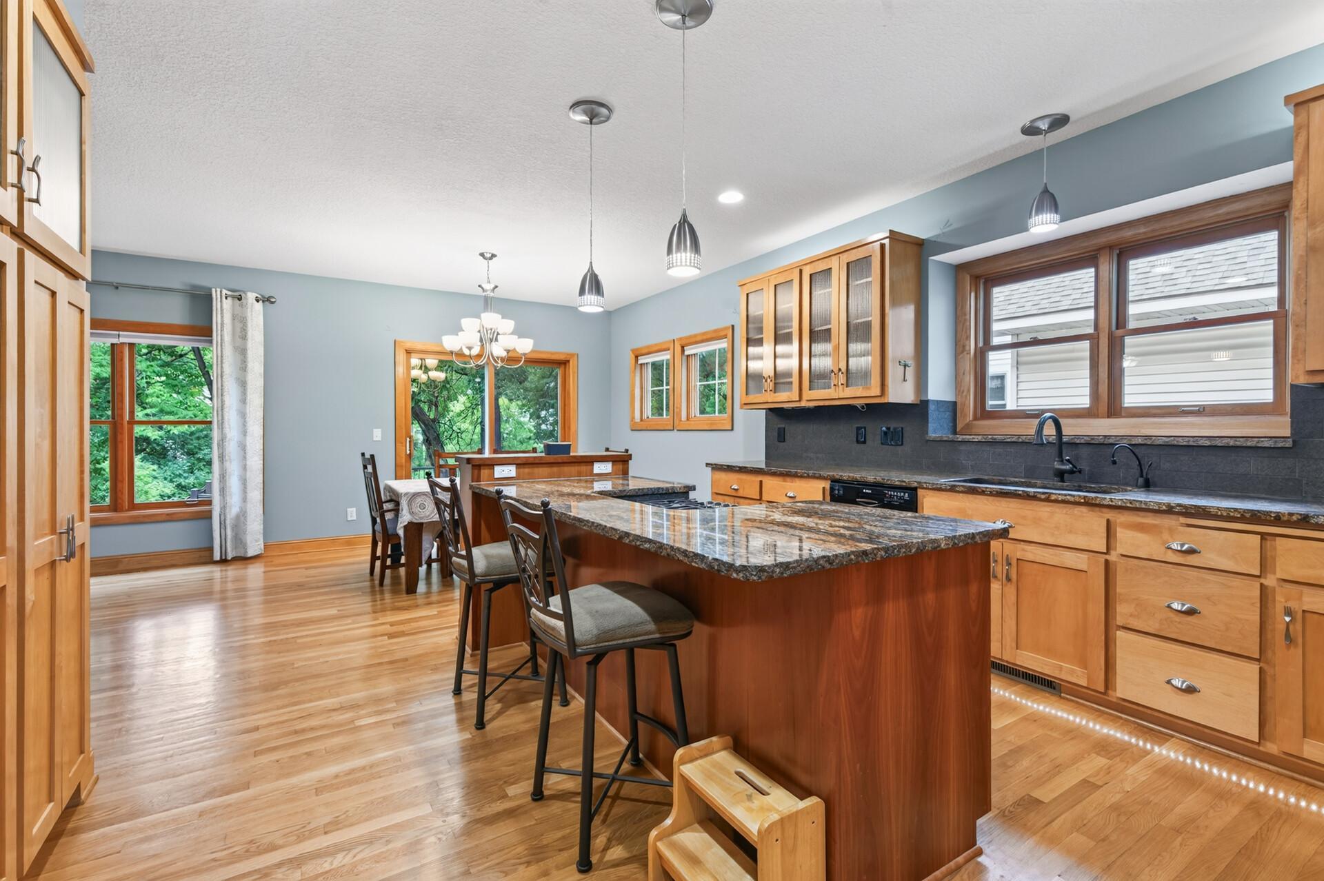 5th image of 877 New Century Blvd S, Maplewood, MN 55119 | MLS# 7130123