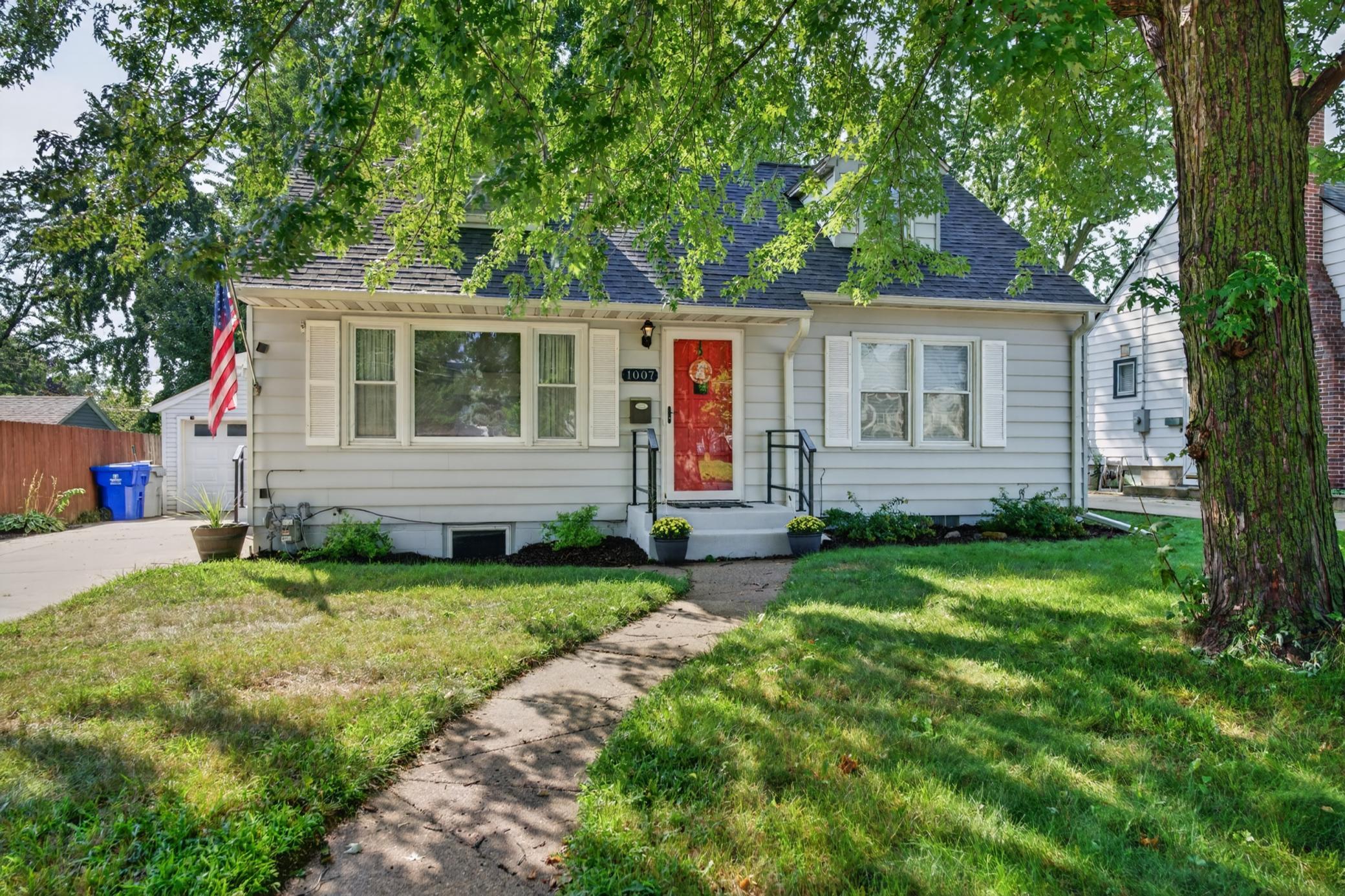2nd image of 1007 11th Ave Ne, Rochester, MN 55906 | MLS# 7130325