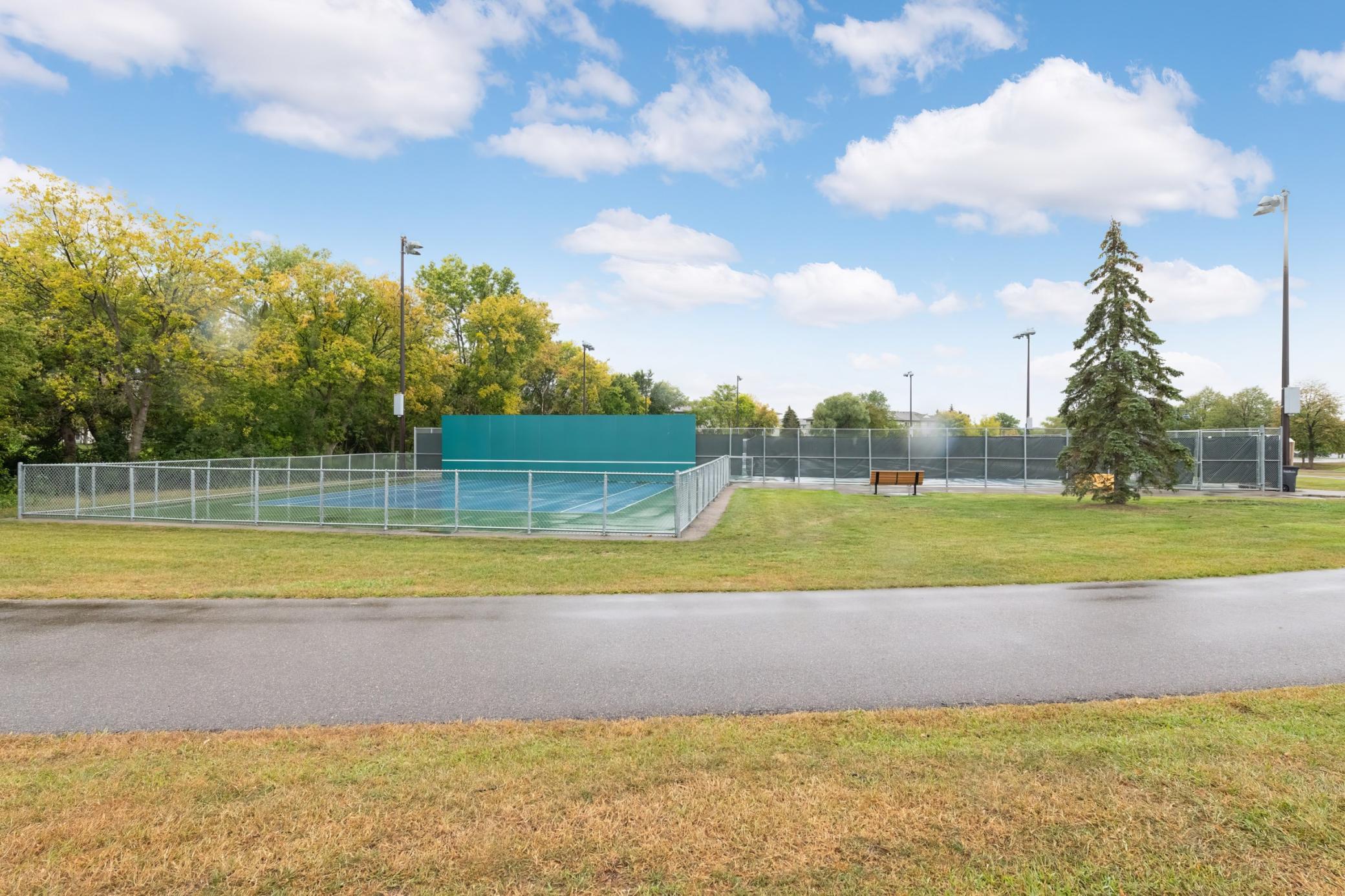 36th image of 805 Kingsview Ln N, Minneapolis, MN 55447 | MLS# 7130605