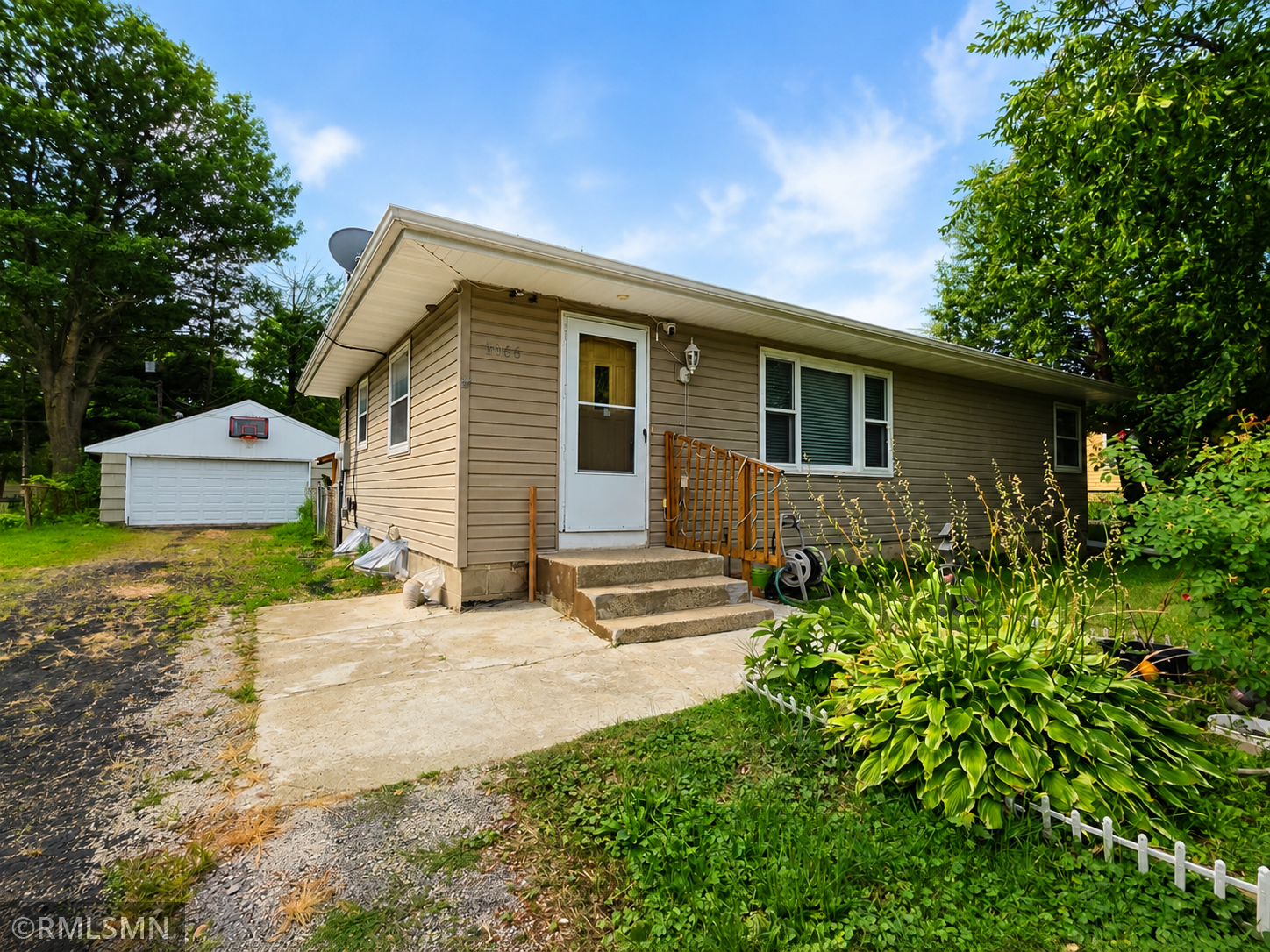 1st image of 1066 Beatrice St, Saint Paul, MN 55121 | MLS# 7130773