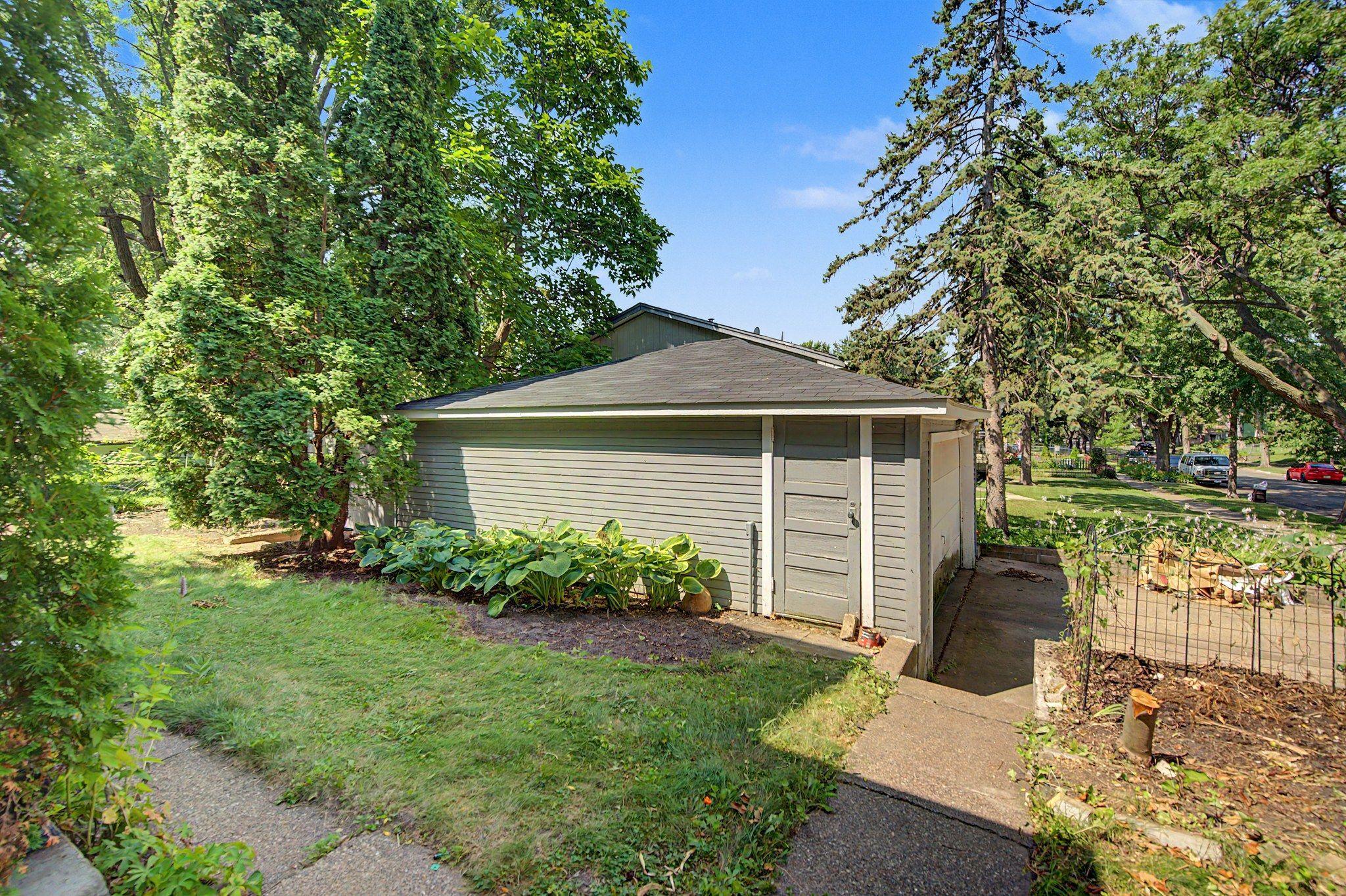 3rd image of 987 Earl St, Saint Paul, MN 55106 | MLS# 7131225