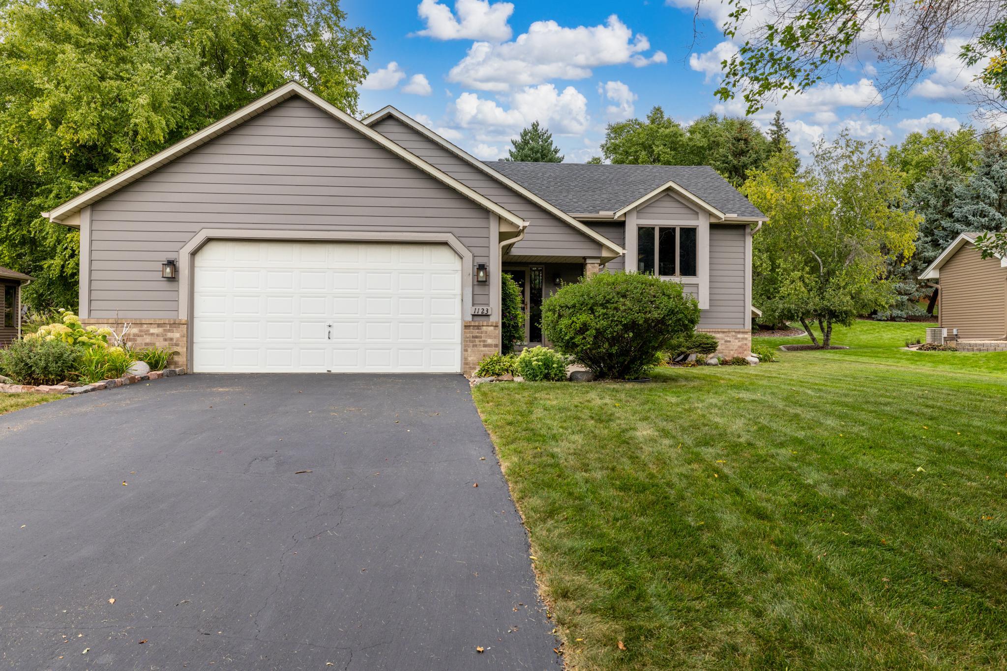 2nd image of 1123 Ridge Bluff Dr, Chaska, MN 55318 | MLS# 7131676