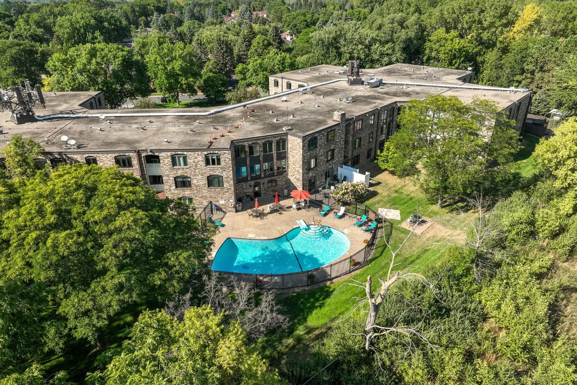 2nd image of 1860 Eagle Ridge Dr, Mendota Heights, MN 55118
