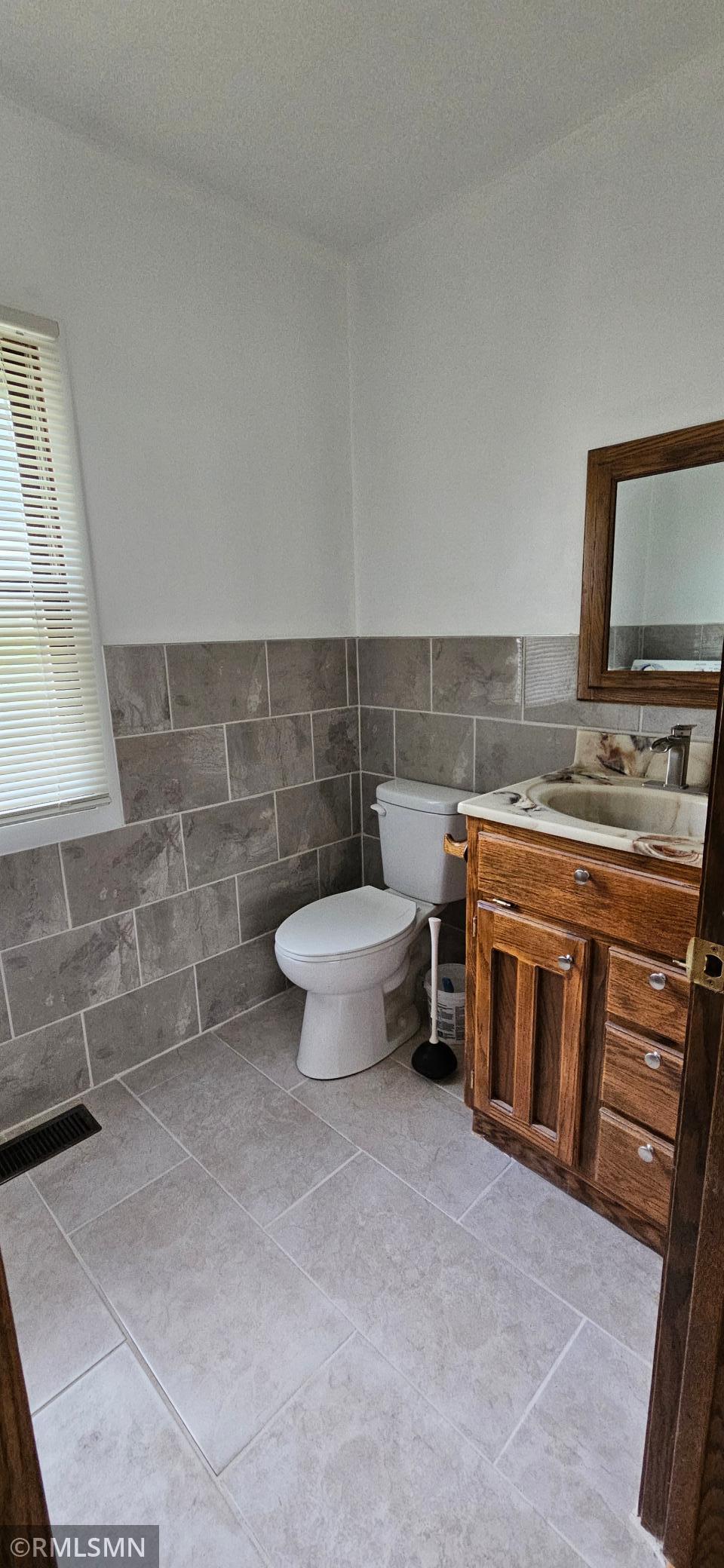 4th image of 1650 Old Hudson Rd, Saint Paul, MN 55106 | MLS# 7132781