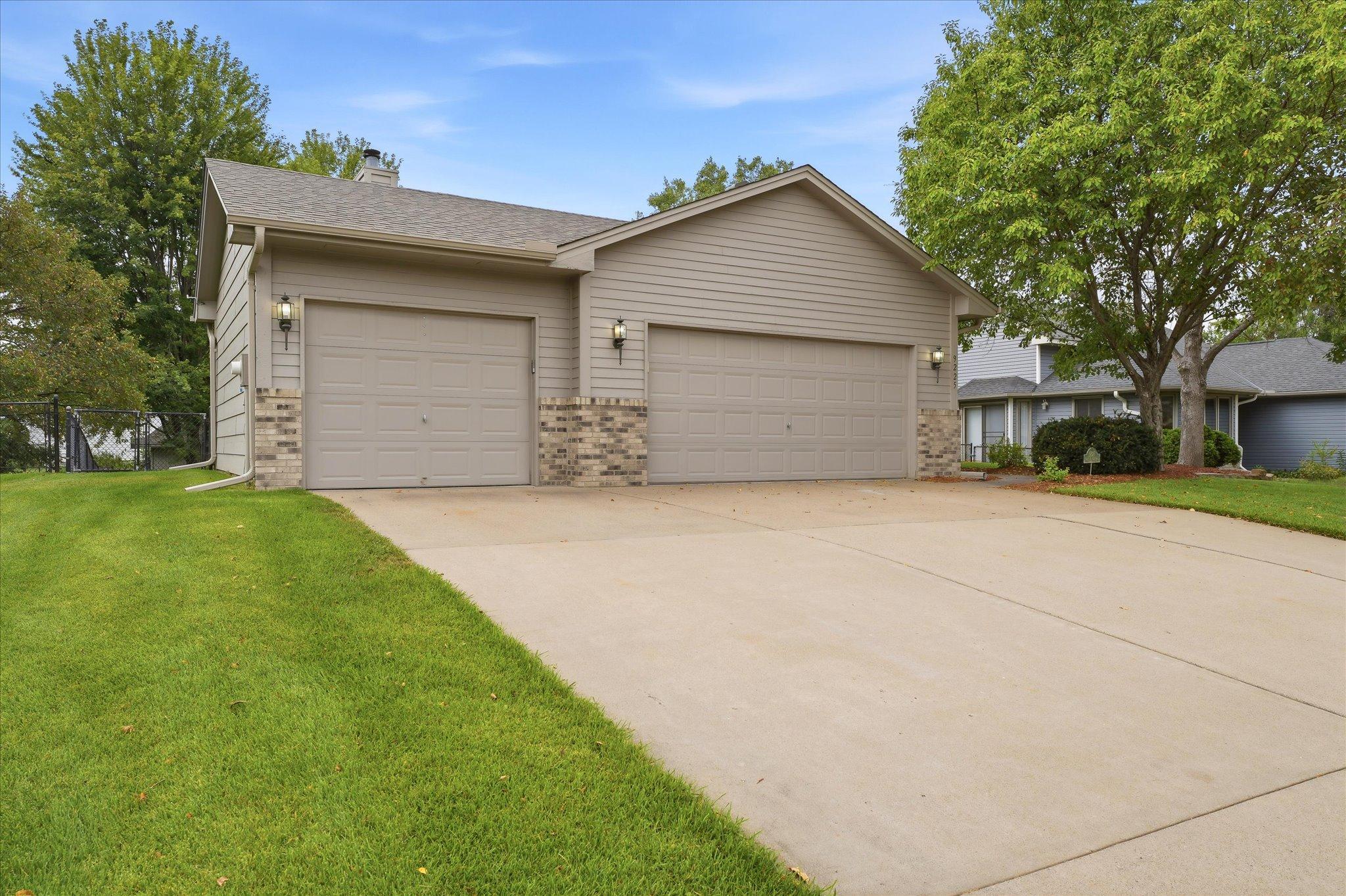 3rd image of 9225 Queens Gdns, Brooklyn Park, MN 55443 | MLS# 7133308