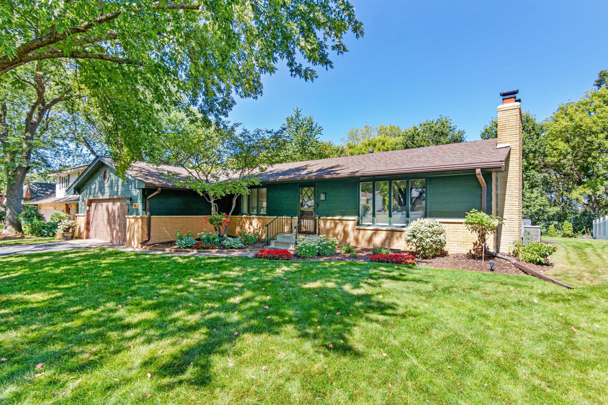Photo 2 of Single family home for sale at 302 Heritage Cir N, Burnsville, MN 55337 | MLS# 7135848 | Listing updated on 2026-09-04