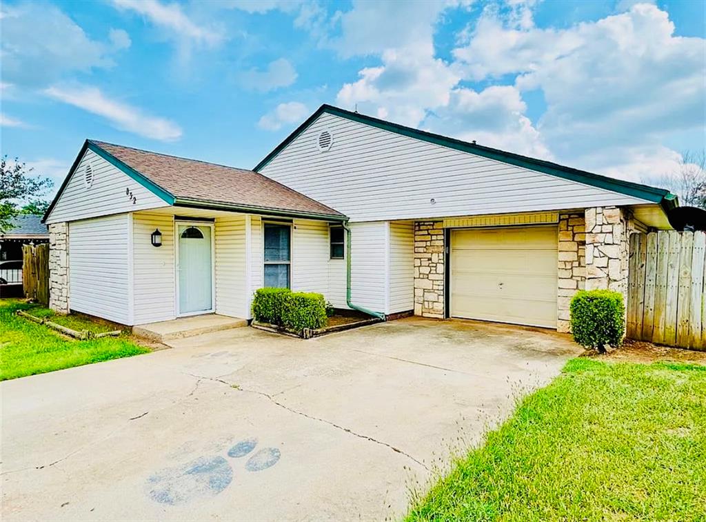 Homes for sale in Moore, OK | 832 Se 14th St, Moore, OK 73160 | MLS# 1185157