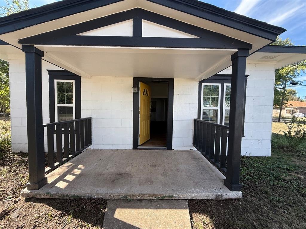 Photo 1 of Single Family Residence at 105 S Magnolia St, Crescent, OK 73028 | MLS# 1199673 | | Sold on 2025-12-17