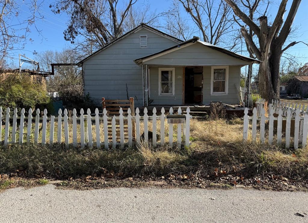 Homes for sale in Holdenville, OK | 214 S Gulf St, Holdenville, OK 74848 | MLS# 1204860