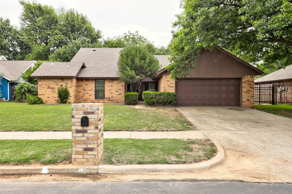 Homes for sale in Norman, OK | 421 Golden Oaks Dr, Norman, OK 73072 | MLS# 1232514