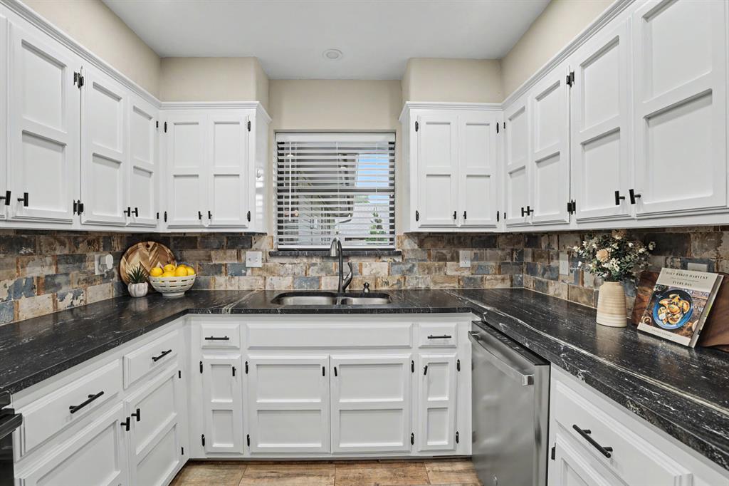 4th image of 13308 Shady Tree Pl, Edmond, OK 73013 | MLS# 1239337