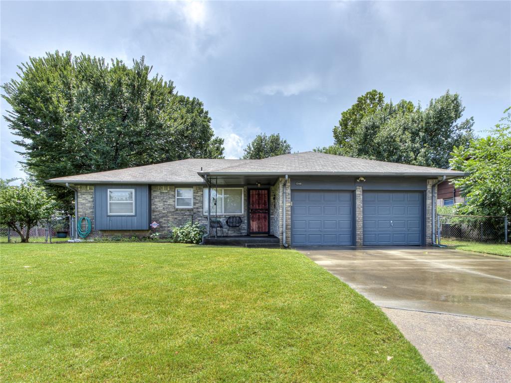 Homes for sale in Moore, OK | 1048 Nw 6th Pl, Moore, OK 73160 | MLS# 1239715