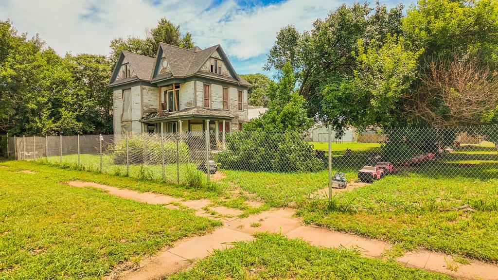 Homes for sale in Anadarko, OK | 602 E Broadway St, Anadarko, OK 73005 | MLS# 1239917