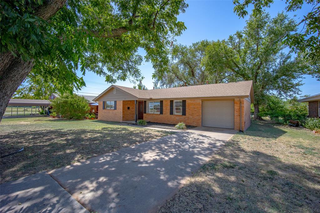 2nd image of 403 Garrett Ave, Lindsay, OK 73052 | MLS# 1241471
