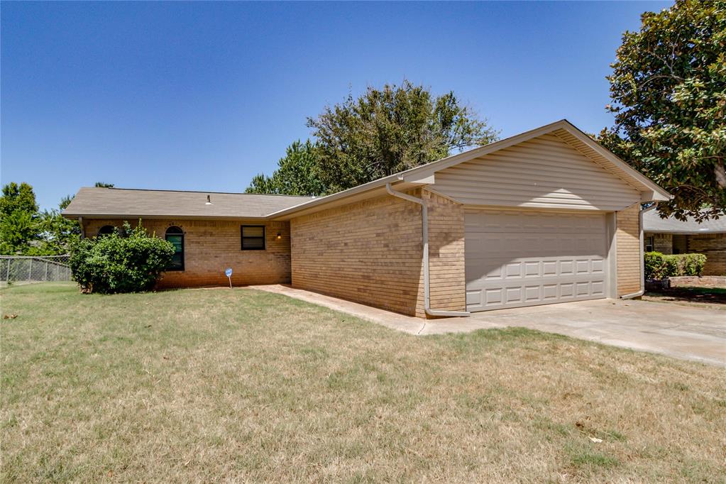1st image of 1100 Ridgeway Dr, Yukon, OK 73099 | MLS# 1242106