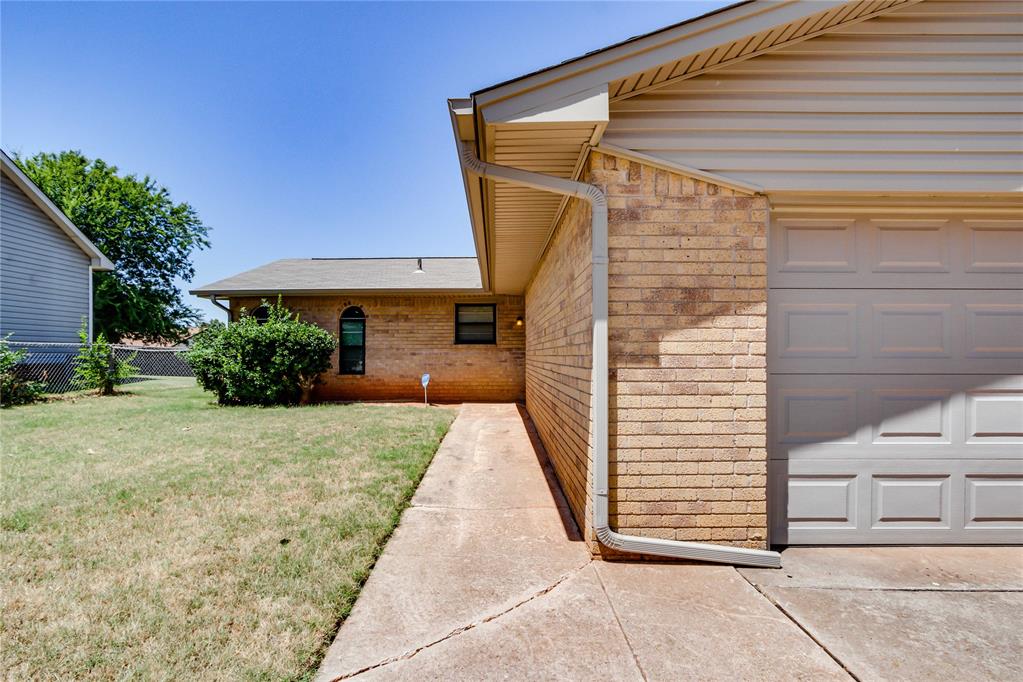 4th image of 1100 Ridgeway Dr, Yukon, OK 73099 | MLS# 1242106