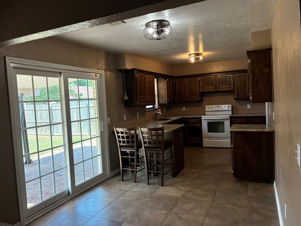 3rd image of 1012 Cooper Ln, Yukon, OK 73099 | MLS# 1242477