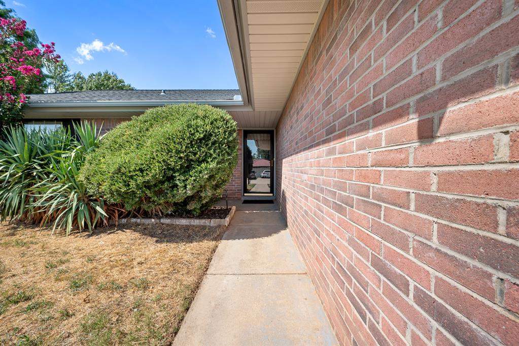 3rd image of 1709 Sandalwood Dr, Norman, OK 73071 | MLS# 1242623