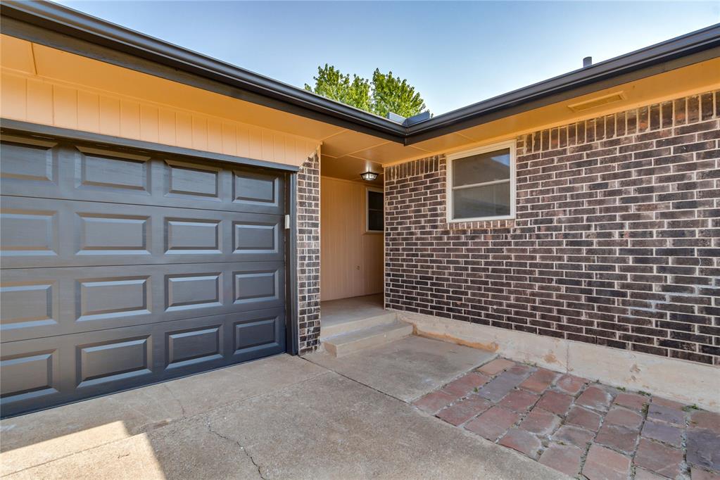 2nd image of 913 Ne 6th St, Moore, OK 73160 | MLS# 1242887