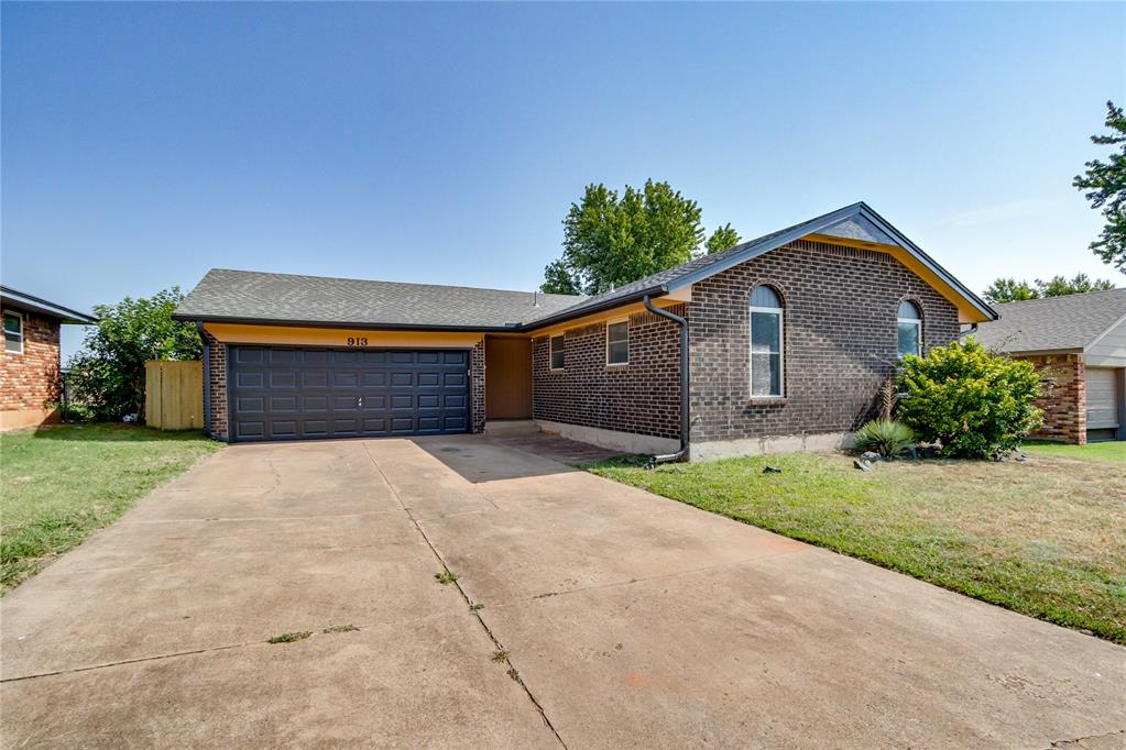 1st image of 913 Ne 6th St, Moore, OK 73160 | MLS# 1242887