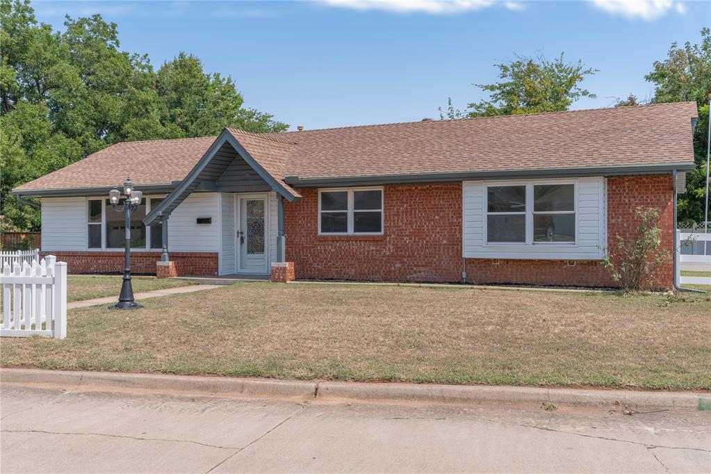 2nd image of 601 Country Club Cir, Oklahoma City, OK 73110 | MLS# 1243235