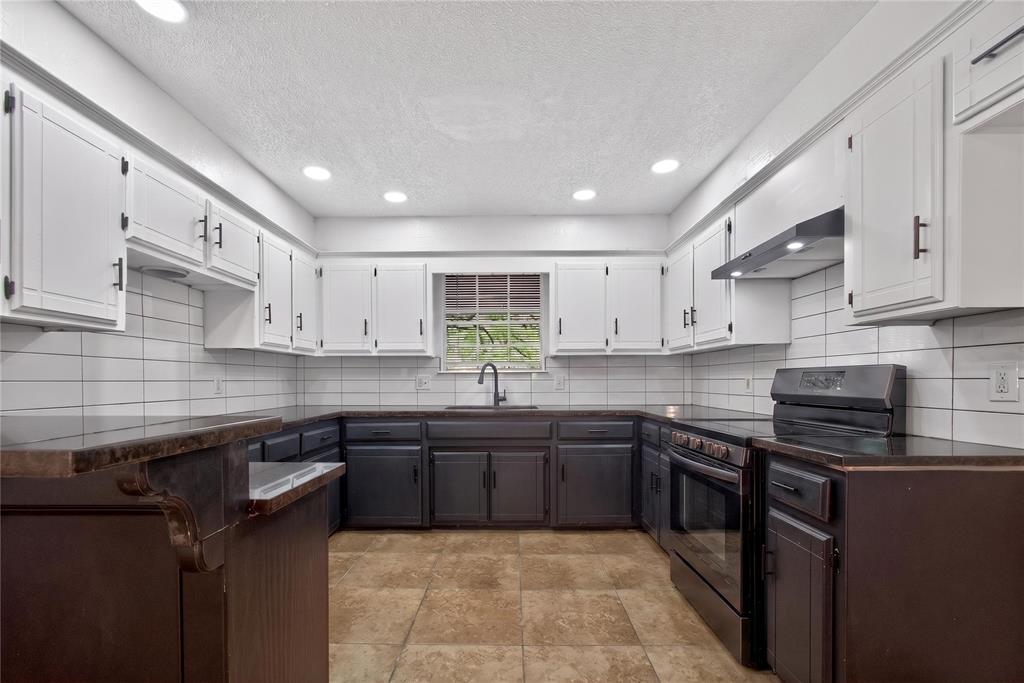 4th image of 1212 Ridgecrest St, Edmond, OK 73013 | MLS# 1243979