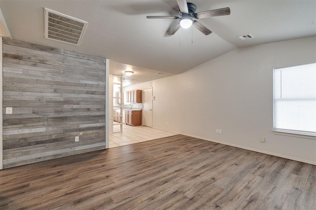 3rd image of 912 Danbury Pl, Yukon, OK 73099 | MLS# 1244095