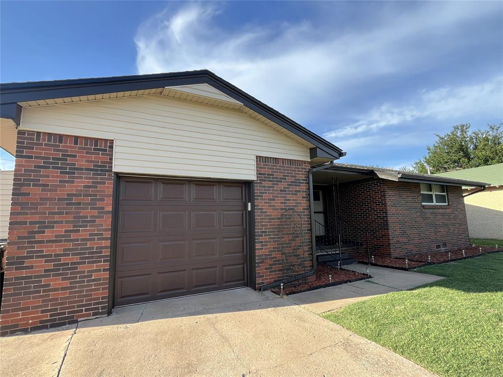image of 101 Ne 5th St, Moore, OK 73160 | MLS# 1245567