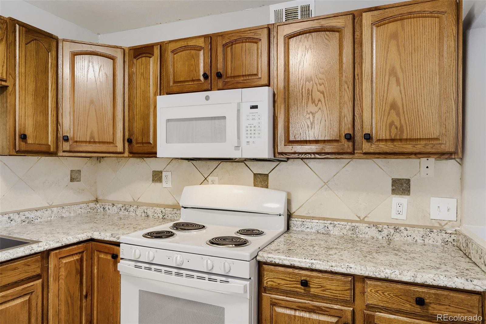 3rd image of 987 Vaughn St, Aurora, CO 80011 | MLS# 7739733