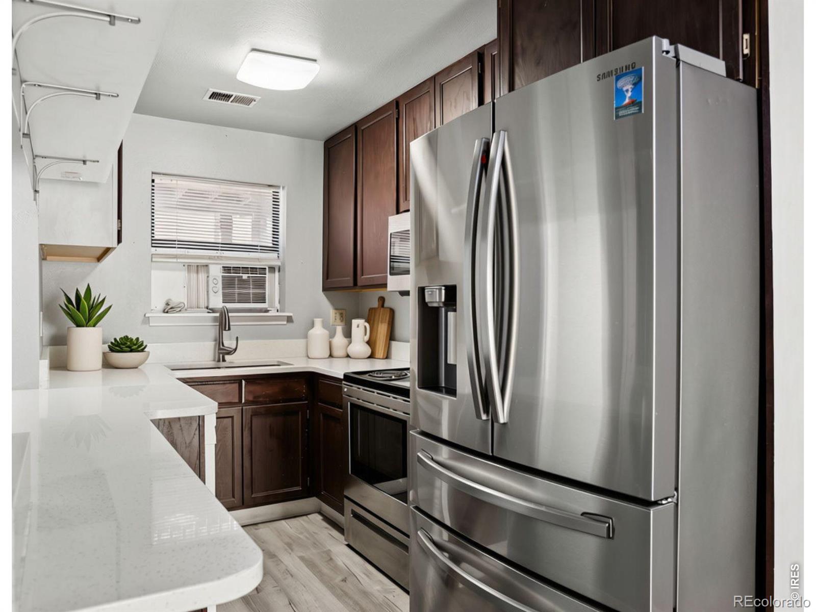 3rd image of 225 E 8th Ave, Longmont, CO 80504