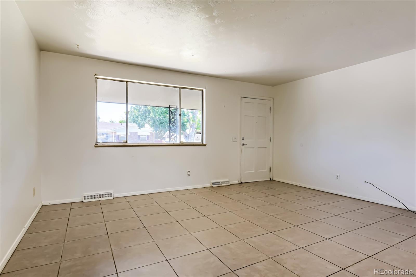 5th image of 392 S Peoria Cir, Aurora, CO 80012 | MLS# 6927022