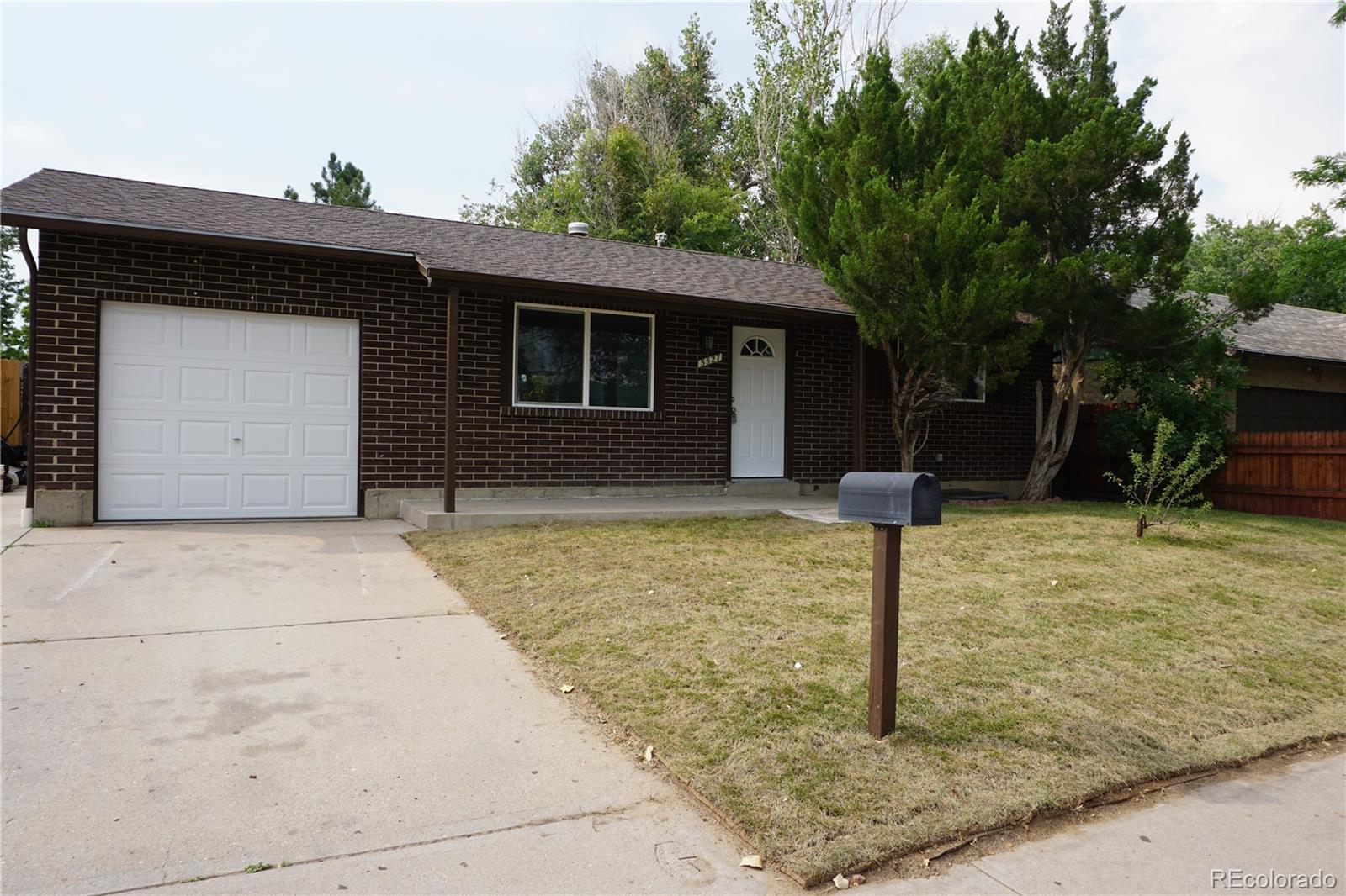 2nd image of 5527 Chandler Ct, Denver, CO 80239 | MLS# 4818142