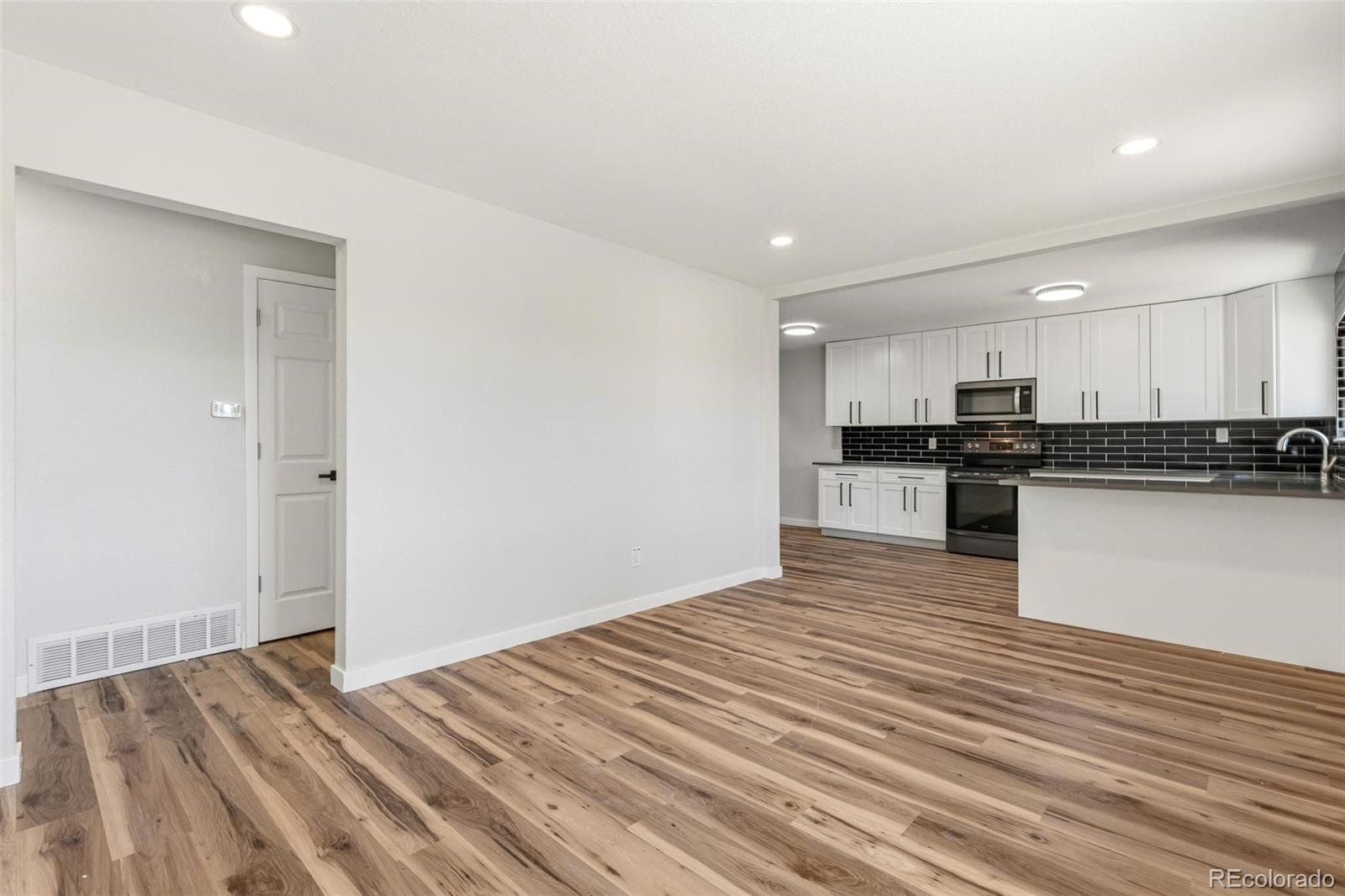 3rd image of 9241 Aspen Dr, Thornton, CO 80229 | MLS# 5411123