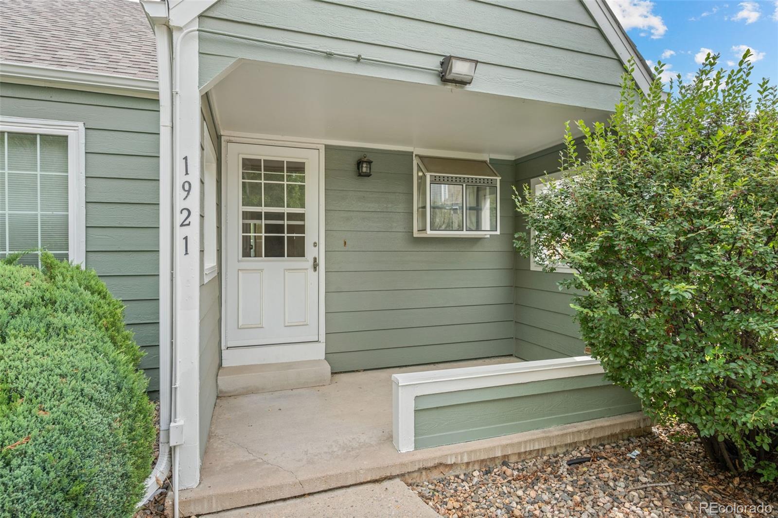 Photo 4 of Townhouse for sale at 1921 S Balsam St, Lakewood, CO 80227 | MLS# 5885790 | Listing updated on 2026-09-01