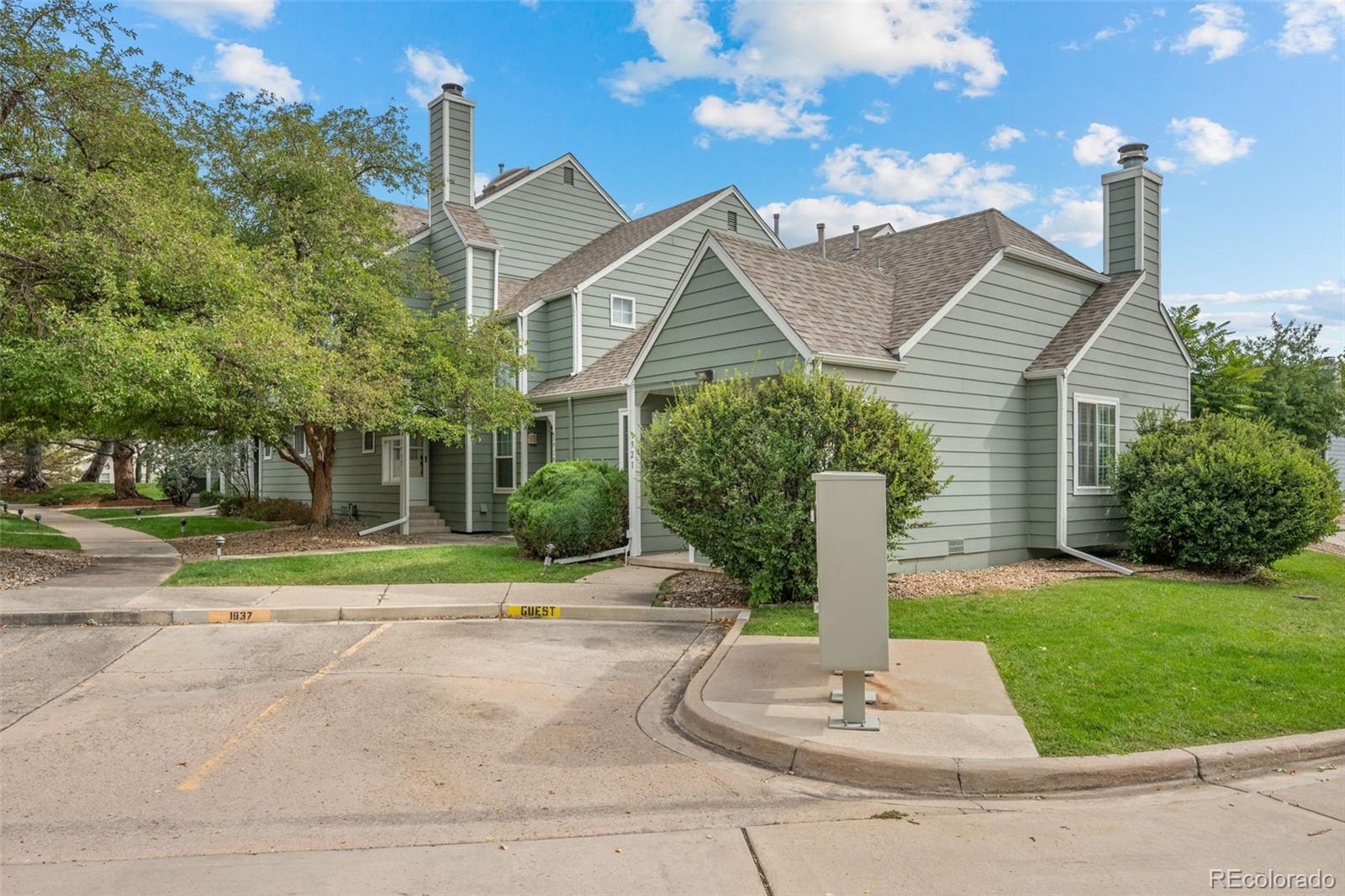 Photo 2 of Townhouse for sale at 1921 S Balsam St, Lakewood, CO 80227 | MLS# 5885790 | Listing updated on 2026-09-01