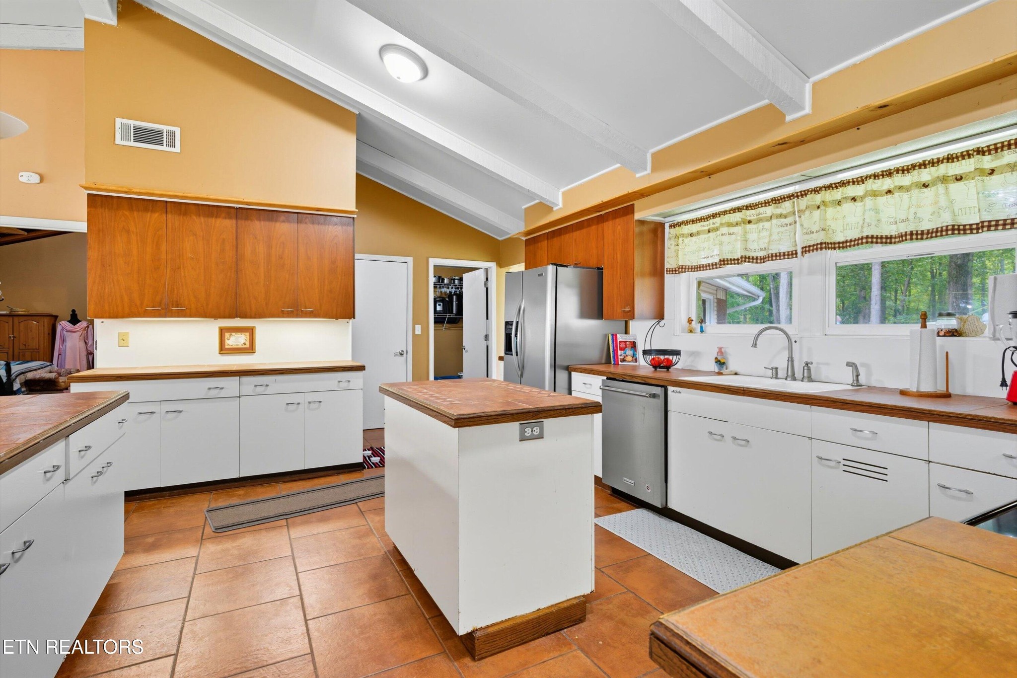 Homes for sale in Oneida, TN | 605 S Lake Dr, Oneida, TN 37841 | MLS# 3058601