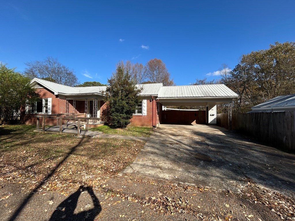 Homes for sale in Paris, TN | 1004 Curtis St, Paris, TN 38242 | MLS# 3136407