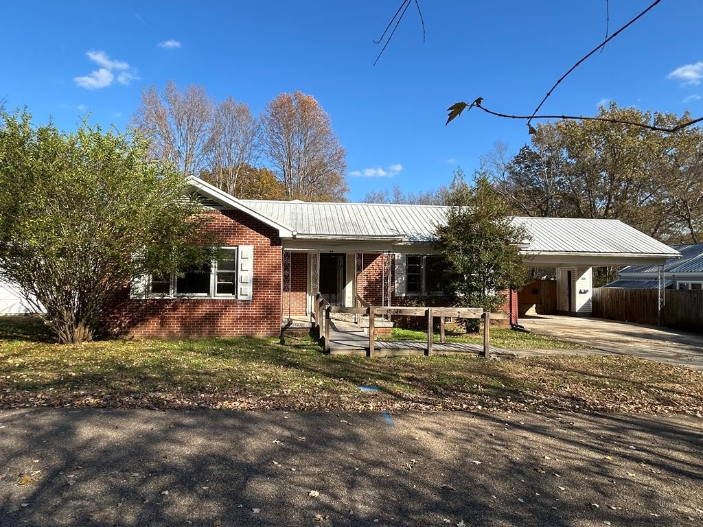 Homes for sale in Paris, TN | 1004 Curtis St, Paris, TN 38242 | MLS# 3136407