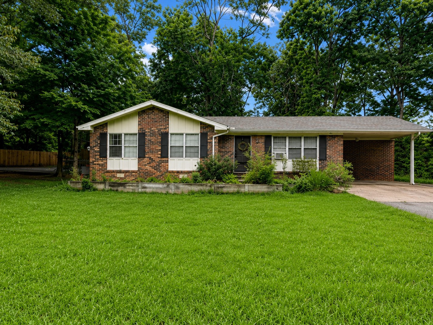 Homes for sale in Savannah, TN | 655 E End Dr, Savannah, TN 38372 | MLS# 3269675