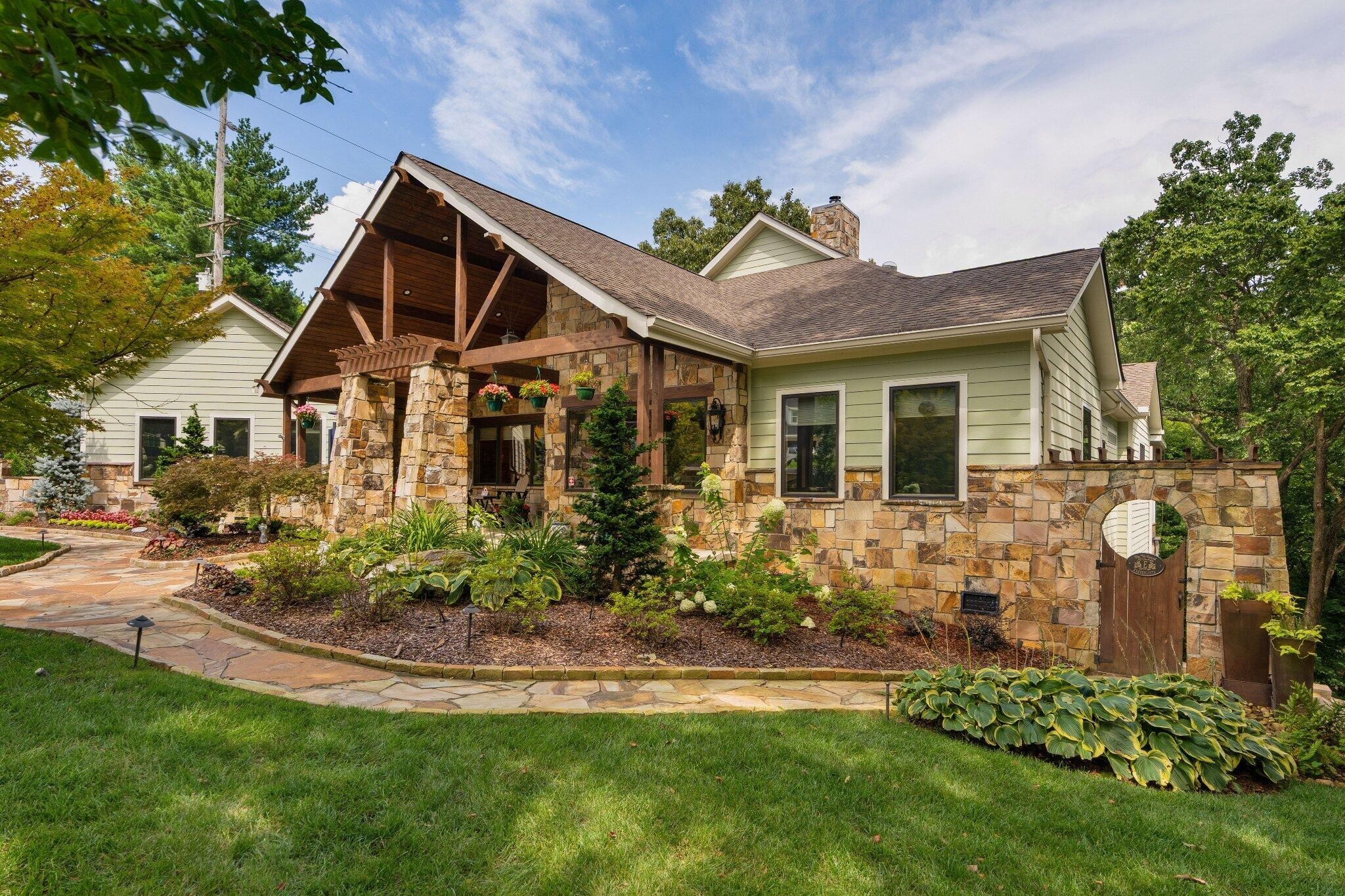 3rd image of 125 Fleetwood Dr, Lookout Mountain, TN 37350 | MLS# 3288381