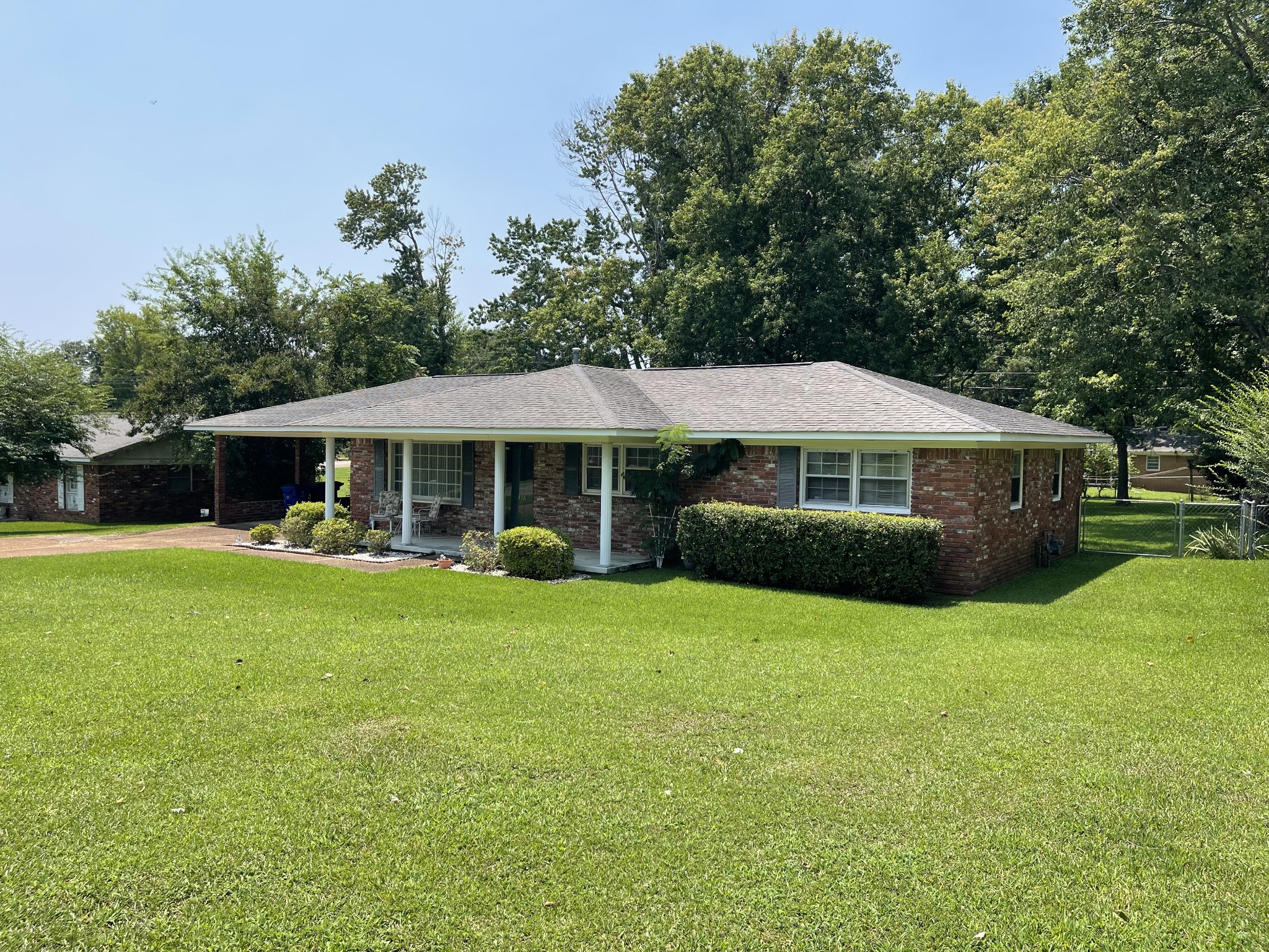 1st image of 416 E Lakeside Dr, Florence, AL 35630 | MLS# 3308974