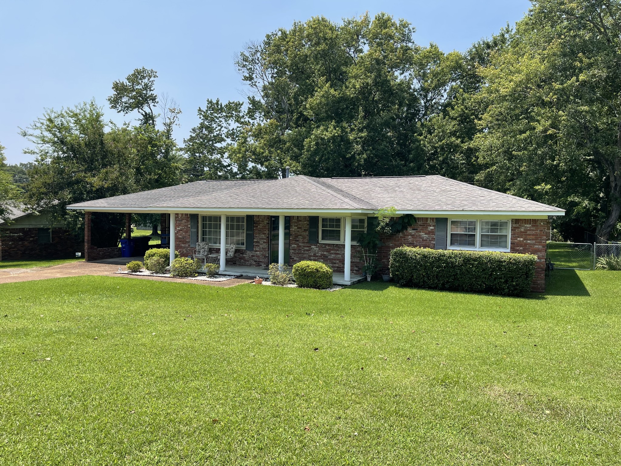 2nd image of 416 E Lakeside Dr, Florence, AL 35630 | MLS# 3308974