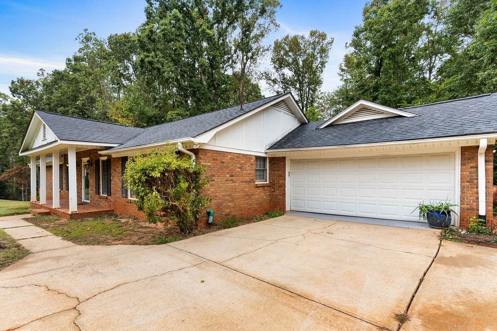 Homes for sale in Spartanburg, SC | 310 Slopingwood Ln, Spartanburg, SC 29301 | MLS# SPN331388